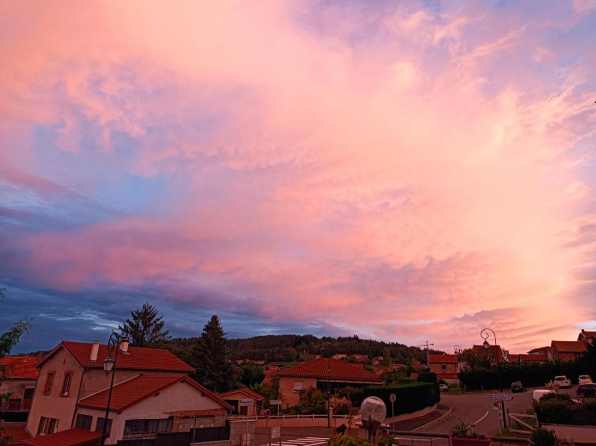 Les Pierres Folles Bed & Breakfast Rozier-en-Donzy Dış mekan fotoğraf